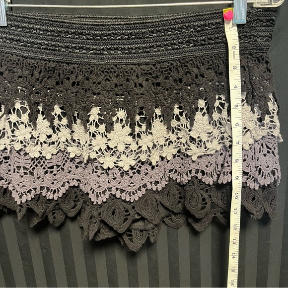 Tiered lace shorts - Picture 4 of 9